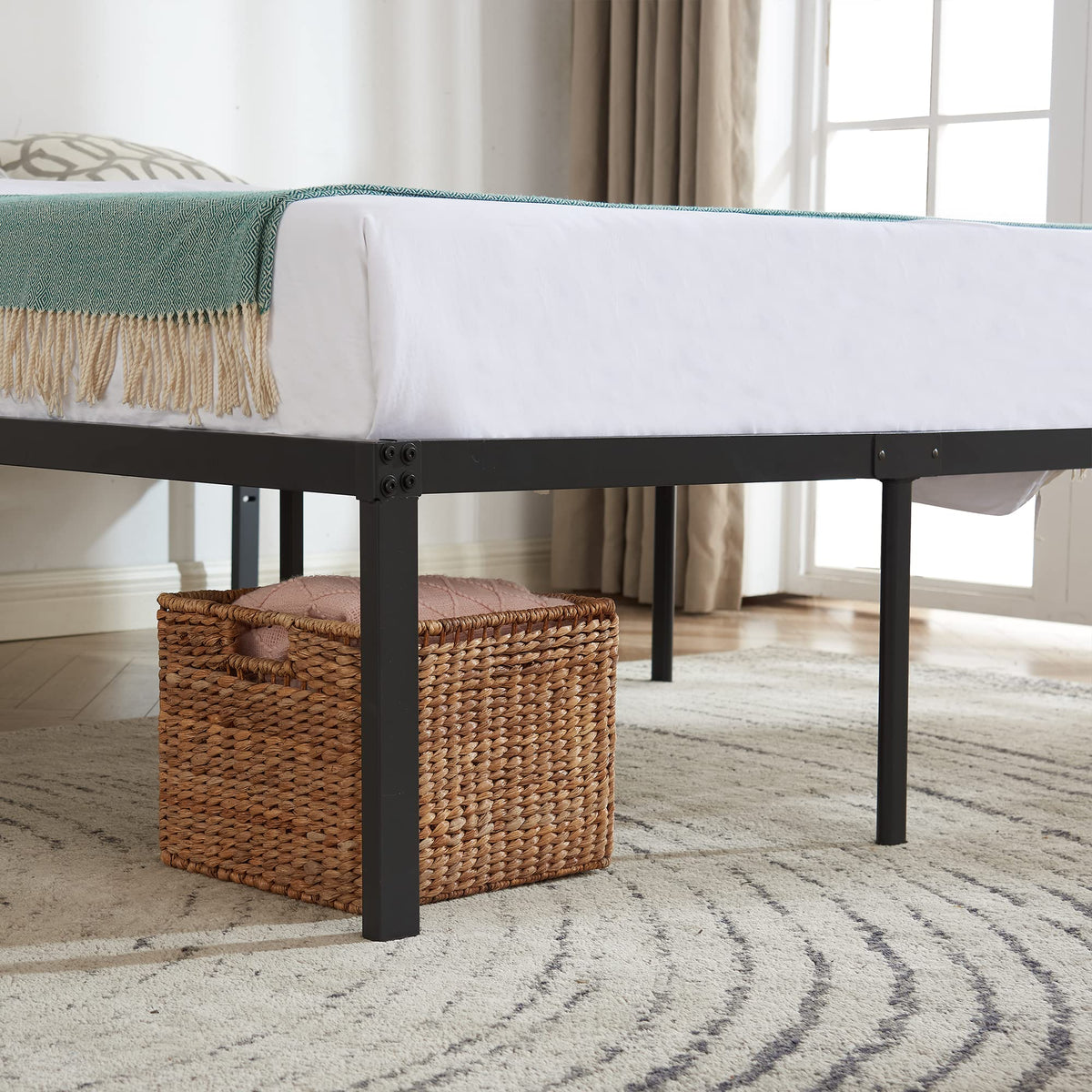 Queen Size Metal Platform Bed Frame E7004